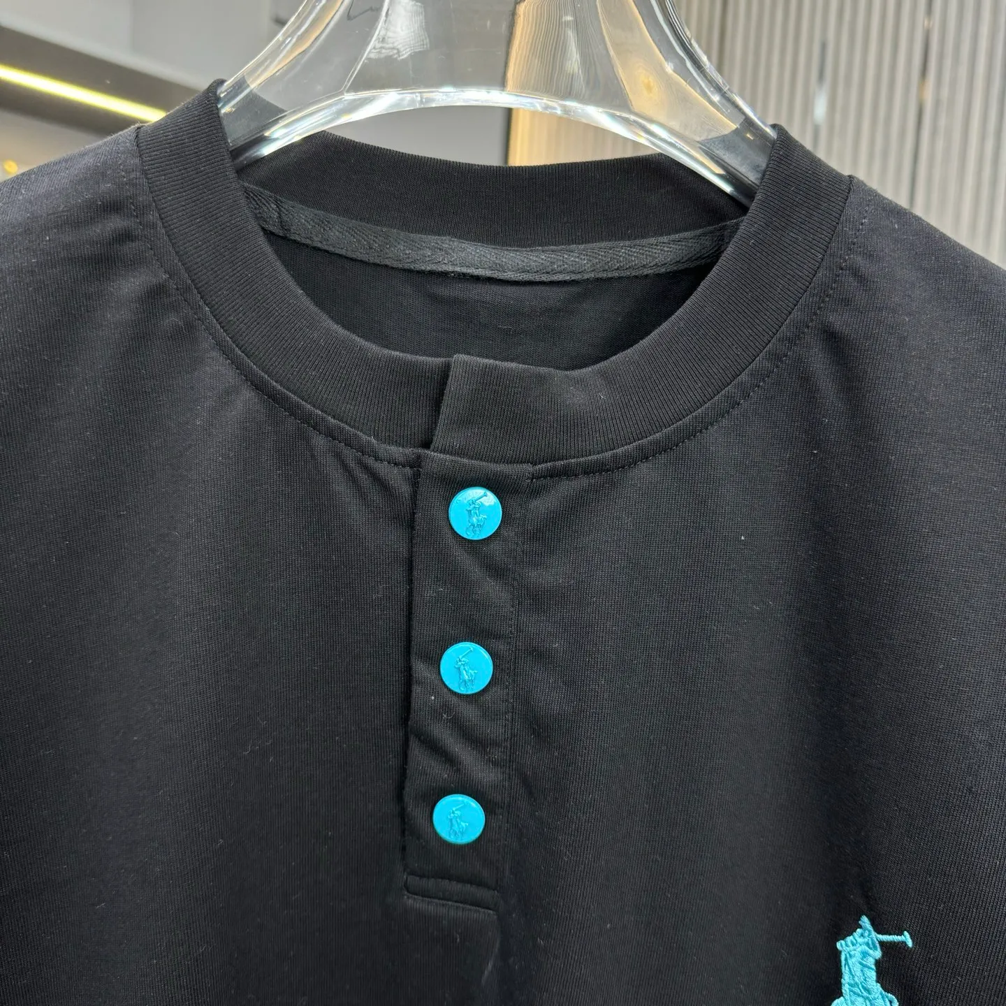 P190 POlO Ralph Lauren 25FW new spring and summer round neck T-shirt. It is made of heavy 320G double yarn combed cotton material. The upper body has a strong three-dimensional effect. It is embroidered with ten thousand needles embroidery patch ➕ ten thousand needles 🪡 embroidery process inkjet effect. ⚠️Washing method: The fabric is only dry-cleaned or wrapped in a laundry bag. Quick machine wash in cold water on the reverse side, let dry and then iron at medium temperature! Avoid vigorously wringing and machine washing from the front!  Size: S M L XL XXL Color: Black, White